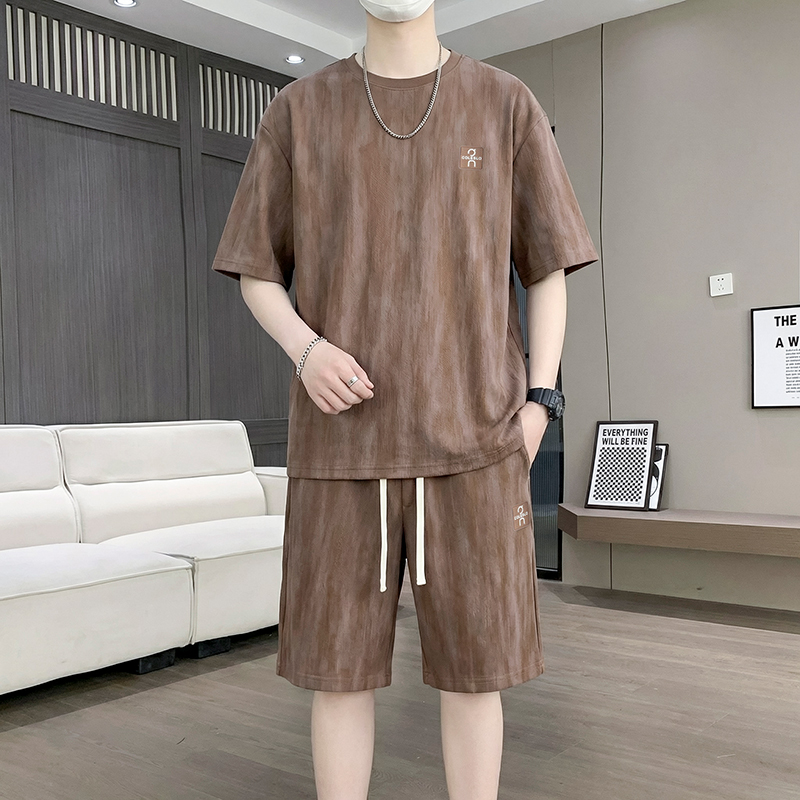 【T-shirt + pantaloncini a 5 pu - Street Fashion In China recensione e prezzo
