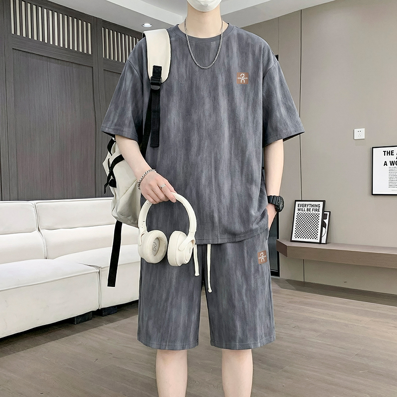 【T-shirt + pantaloncini a 5 pu - Street Fashion In China recensione e prezzo