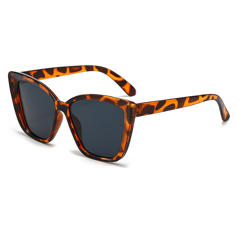 Occhiali da Sole Cat Eye INS c - Street Fashion Photoshoot recensione e prezzo